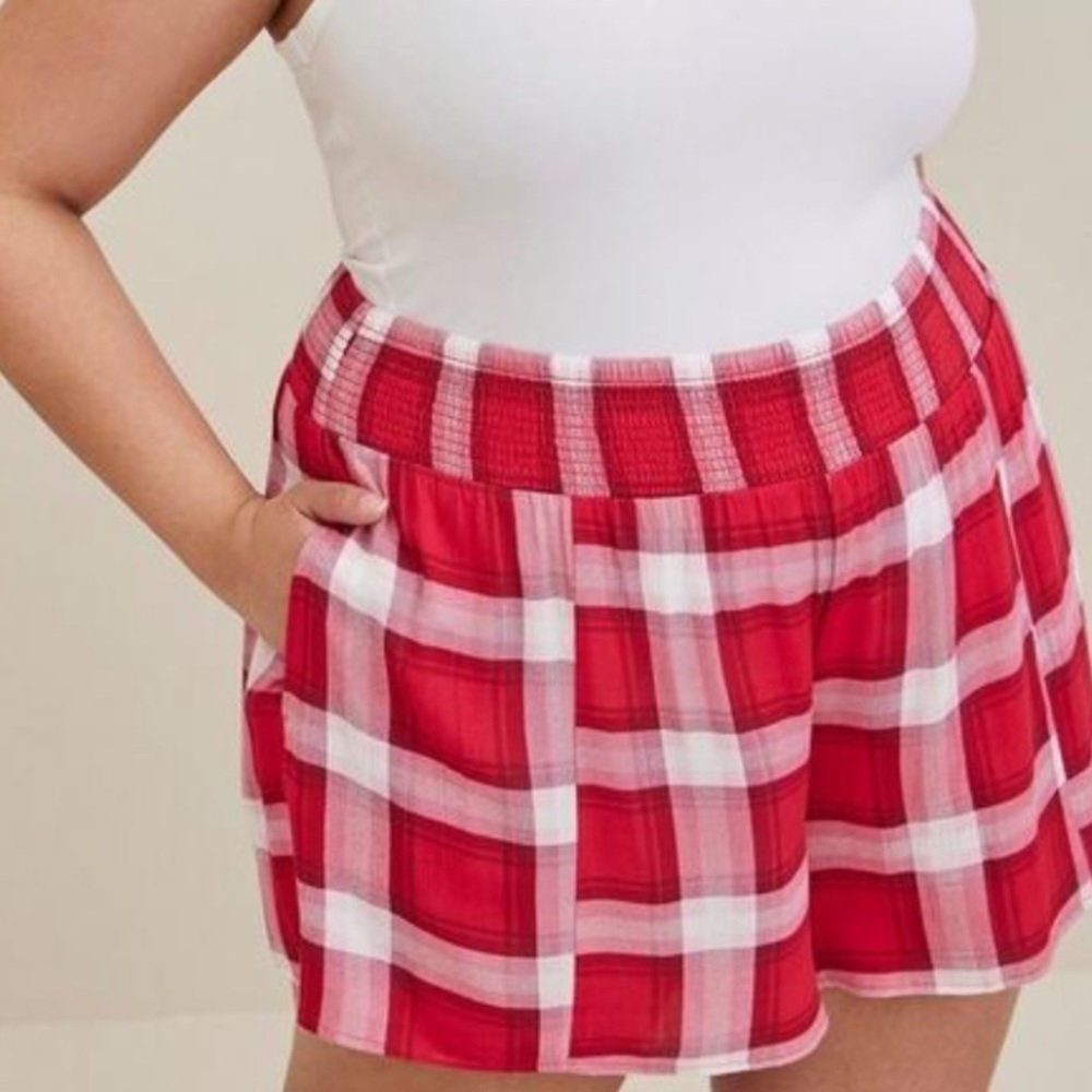 NWT Torrid 5 Inch Gauze High-Rise Smocked Waist Short